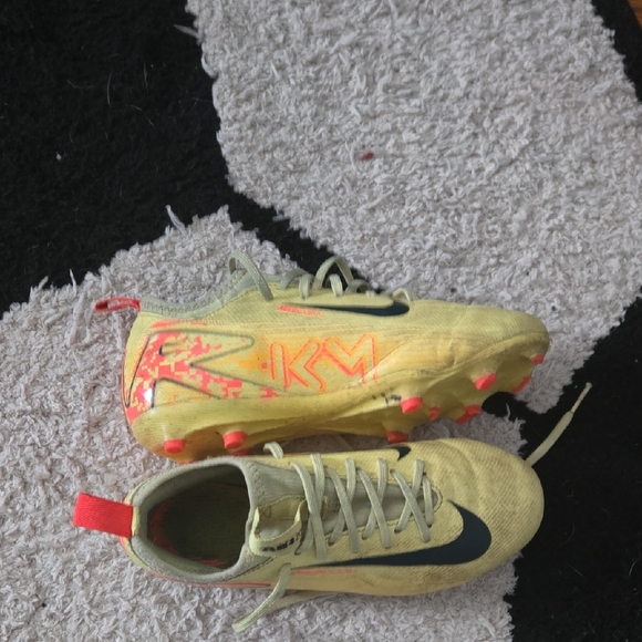 Nike Kids Yellow and Black Sneakers - Picture 4 of 4